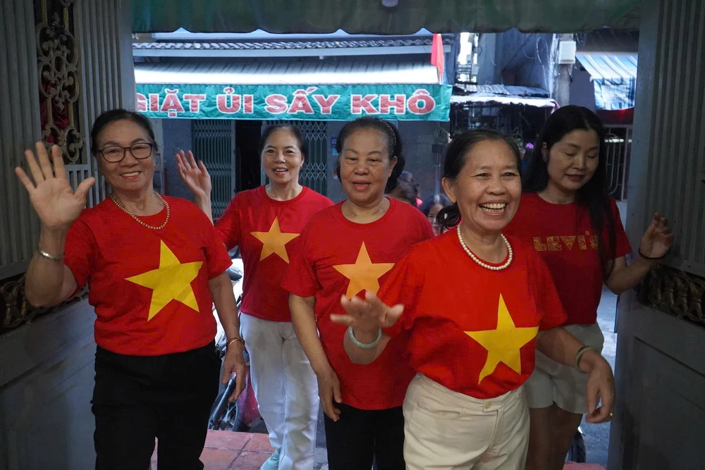 Người dân TP.HCM rủ nhau dậy sớm xem diễu binh 2-9, đón 'Ngày hội non sông' ngay-hoi-non-song-5.jpg