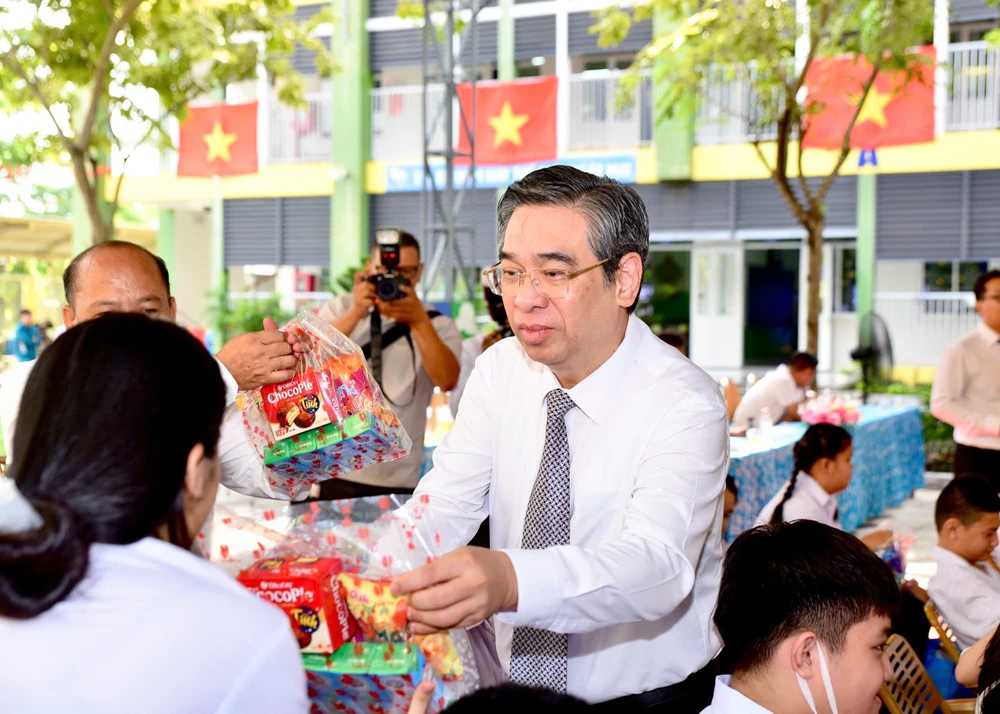 nguyen-phuoc-loc-11.jpg Ông Nguyễn Phước Lộc dự lễ khai giảng đặc biệt cùng trẻ em có hoàn cảnh đặc biệt