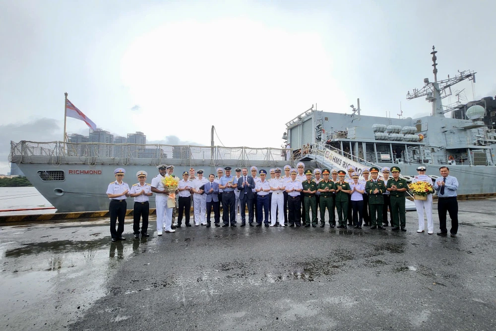 tau-HMS-RICHMOND-7.jpg Tàu HMS RICHMOND của Hải quân Hoàng gia Anh cập cảng Nhà Rồng