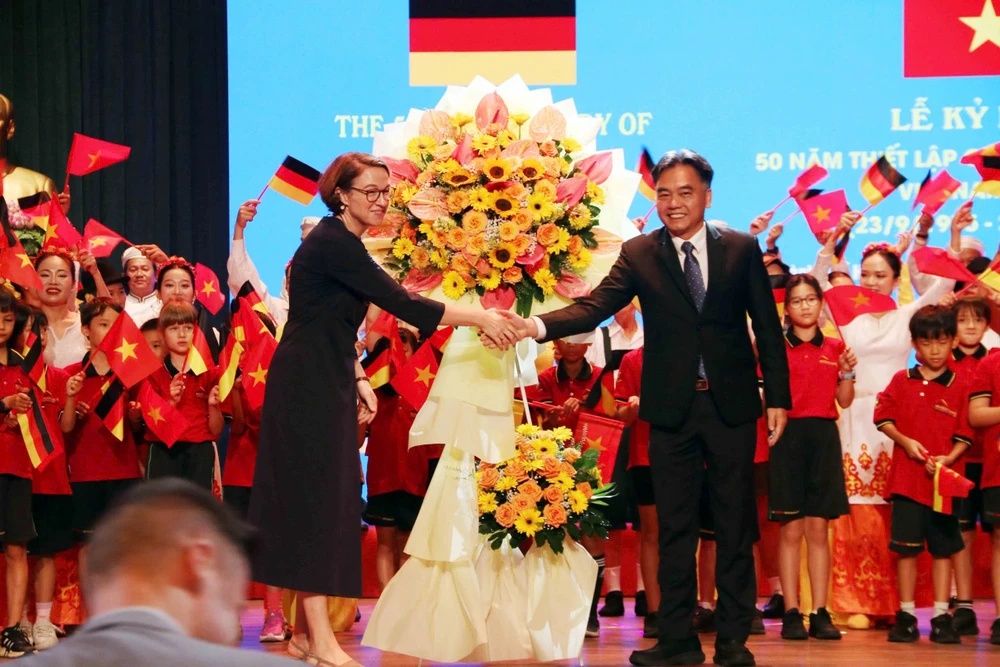 trung-tam-tai-chinh-quoc-te-2.jpg bà Andrea Maria Sühl cho biết trường Đại học Việt - Đức và các trường đại học đối tác của Đức sẽ đào tạo các chuyên gia cho Trung tâm Tài chính Quốc tế TP.HCM trong tương lai.