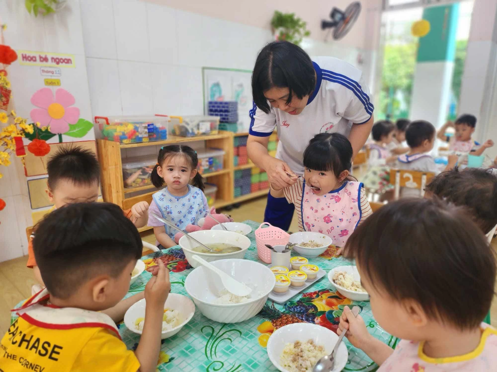 Bữa ăn bán trú của các bé Trường Mầm non Hạnh Thông Tây, quận Gò Vấp.