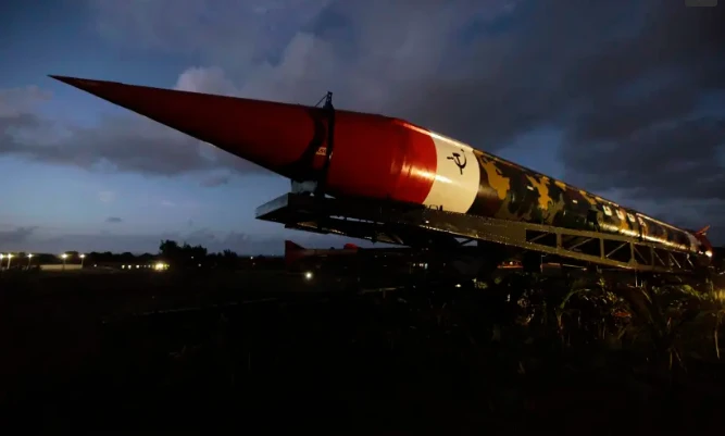 Tên lửa đạn đạo SS-4 thời Liên Xô đã ngừng hoạt động được trưng bày tại thủ đô La Cabana, Cuba. ẢNH: REUTERS