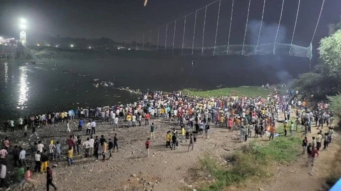 Hiện trường vụ sập cầu treo tại bang Gujarat, Ấn Độ. ẢNH: INDIA TODAY