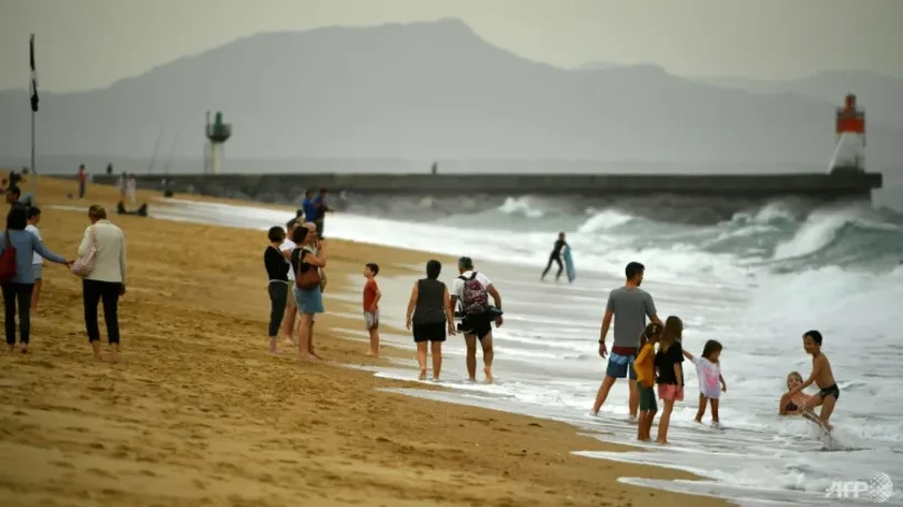 Trước thời tiết tháng 10 ấm lên bất thường, khách du lịch đổ xô tới bãi biển Hossegor, tây nam nước Pháp. ẢNH: AFP