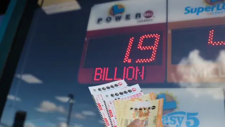 Vé số Powerball tại 1 cửa hàng tiện lợi ở bang California, Mỹ. ẢNH: CNBC Vé số Powerball tại 1 cửa hàng tiện lợi ở bang California, Mỹ. ẢNH: CNBC