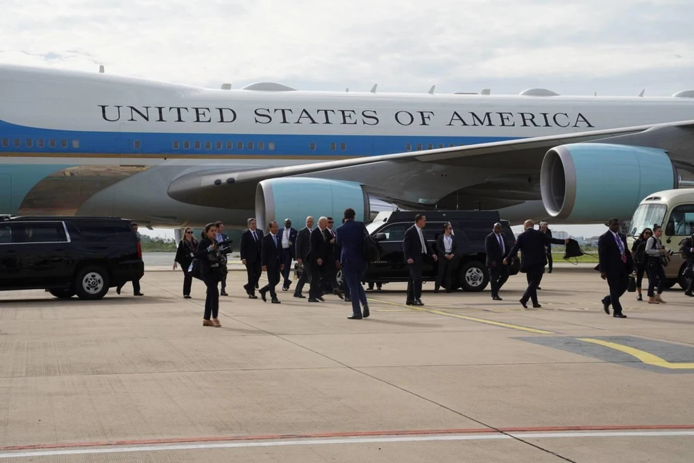 Quan chức Campuchia tiếp đón Tổng thống Biden và đoàn đại biểu Mỹ. ẢNH: FRESH NEWS