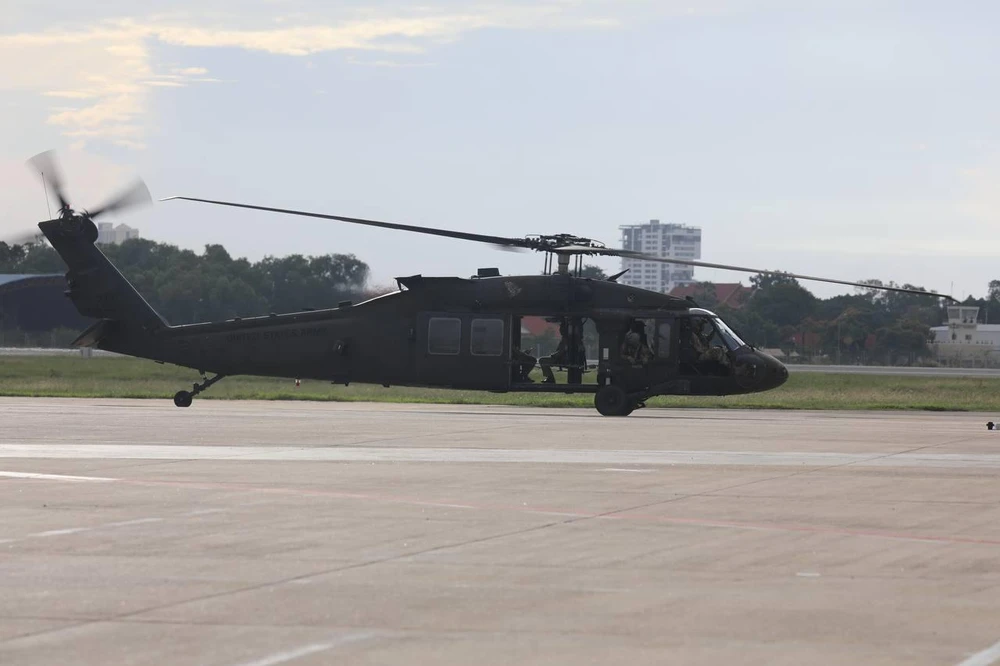 Máy bay trực thăng được bố trí tại khu vực sân bay Phnom Penh. ẢNH: FRESH NEWS