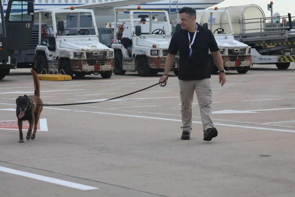 Cảnh sát và chó điệp vụ tại sân bay Phnom Penh. ẢNH: FRESH NEWS