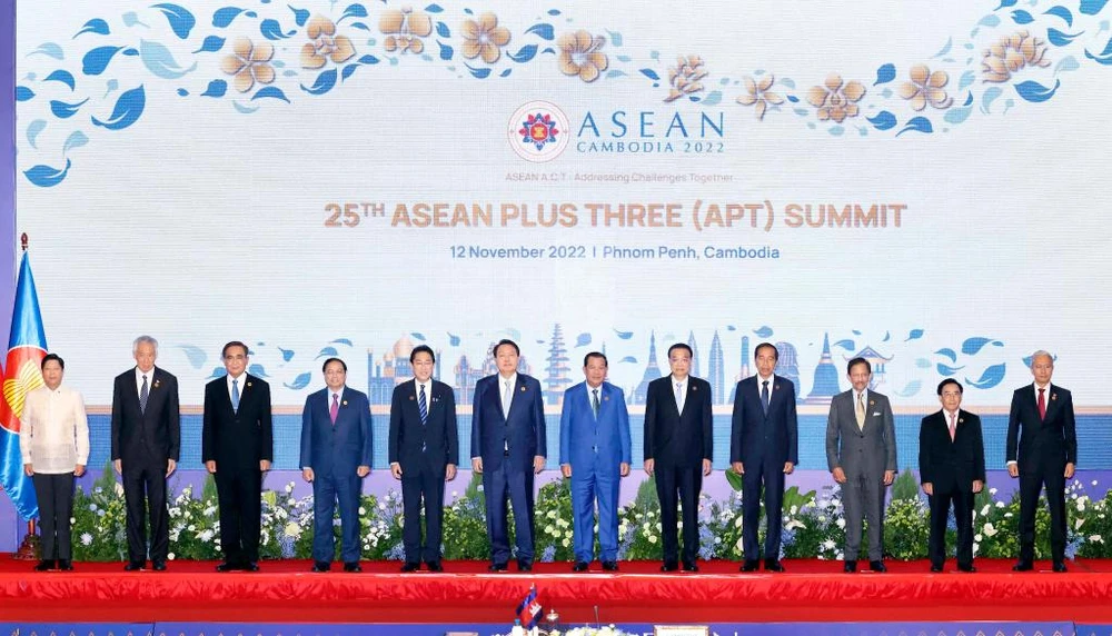 Lãnh đạo các nước tham dự Hội nghị Cấp cao ASEAN+3 tại thủ đô Phnom Penh, Campuchia. ẢNH: TÂN HOA XÃ