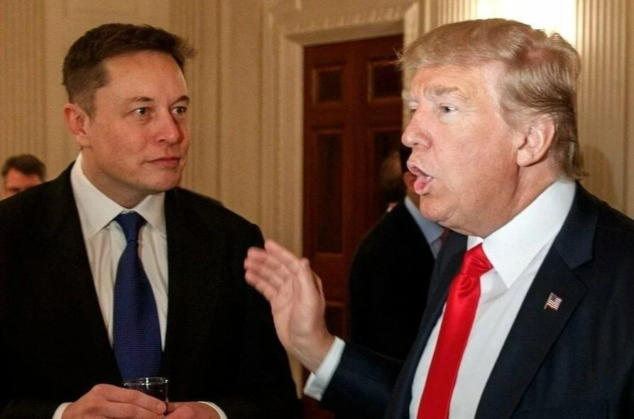 Ông Elon Musk (bên trái) gặp Tổng thống Mỹ Donald Trump (bên phải) trong 1 sự kiện hồi năm 2017. ẢNH: BFMTV