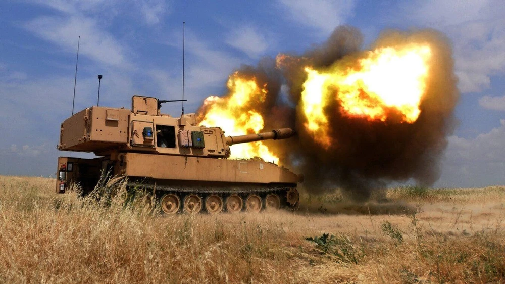 Xe tăng Nga trong một cuộc tập trận pháo binh hồi tháng 4. ẢNH: PHYS.ORG Xe tăng Nga trong một cuộc tập trận pháo binh hồi tháng 4. ẢNH: PHYS.ORG