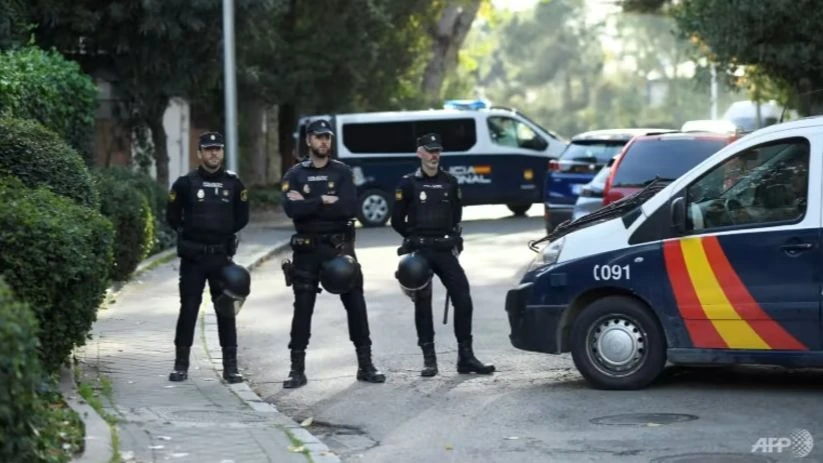 Cảnh sát Tây Ban Nha tại hiện trường vụ nổ "bom thư" tại Đại sứ quán Ukraine ở thủ đô Madrid, Tây Ban Nha hồi 30-11. ẢNH: AFP