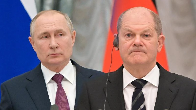 Tổng thống Nga Vladimir Putin (bên trái) và Thủ tướng Đức Olaf Scholz (bên phải). ẢNH: ANEWS
