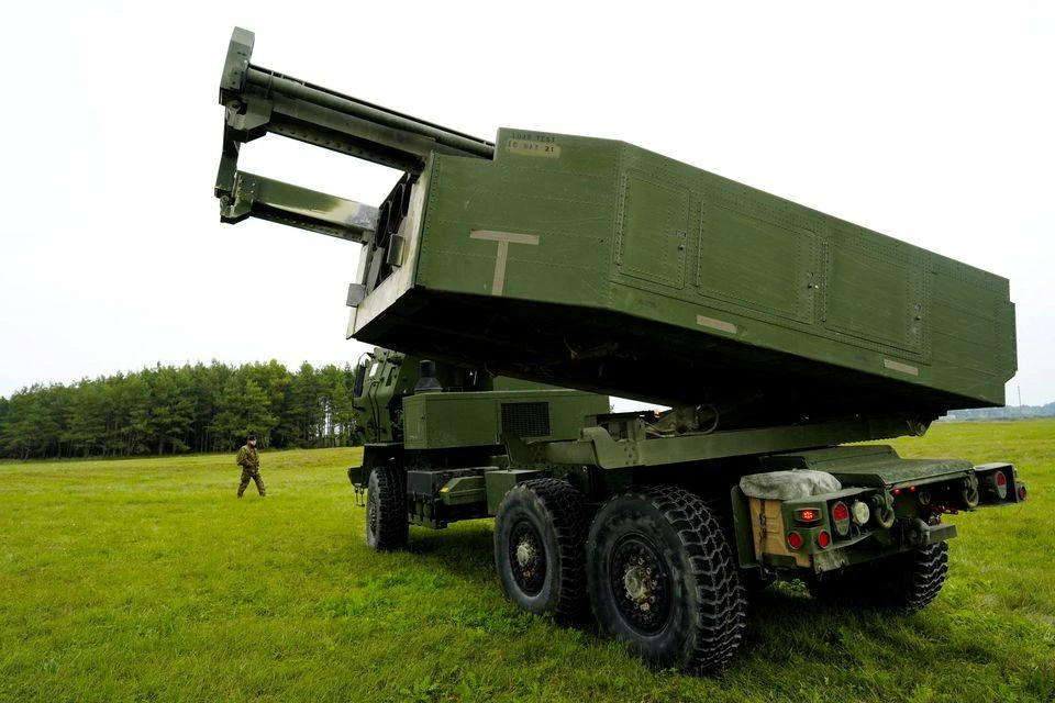 Hệ thống pháo phản lực cơ động cao HIMARS của Mỹ tham gia tập trận quân sự tại Latvia hồi 26-9. ẢNH: REUTERS