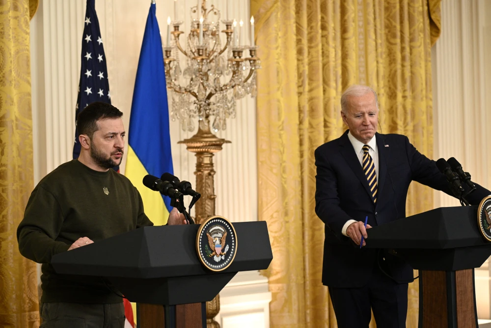 Tổng thống Ukraine - Volodymyr Zelensky (bên trái) và Tổng thống Mỹ Joe Biden (bên phải) trong cuộc họp báo tại Nhà Trắng hôm 21-12. Ảnh: AFP