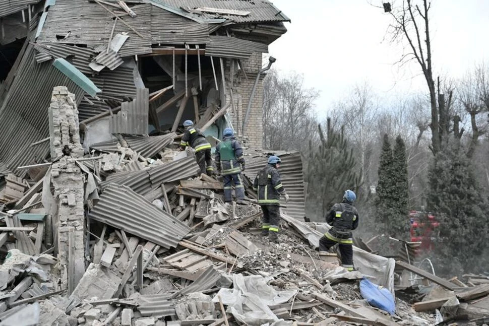 Lực lượng cứu hộ tại 1 bệnh viện Ukraine bị phá hủy tại tỉnh Zaporizhia ngày 22-12. Ảnh: REUTERS