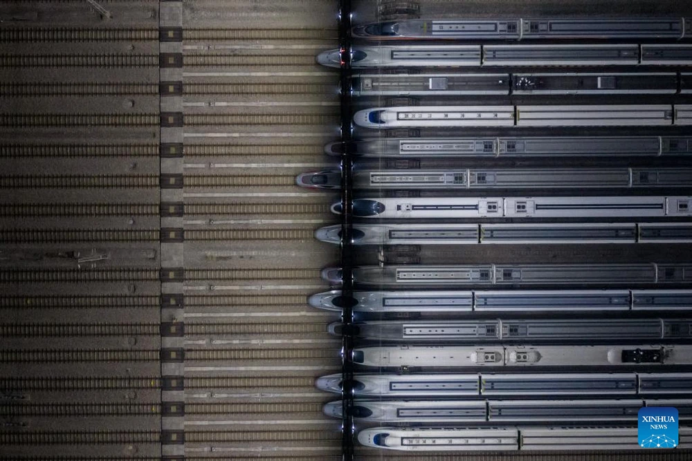 Ảnh chụp từ trên cao cho thấy các toa tàu ở nhà ga Vũ Hán, tỉnh Hồ Bắc, Trung Quốc sẵn sàng phục vụ hành khách về quê sáng 8-1. Ảnh: TÂN HOA XÃ