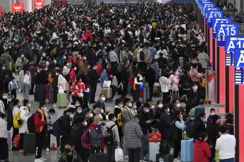 Hành khách xếp hàng chờ mua vé về quê đón Tết tại tỉnh Quảng Đông, Trung Quốc sáng 8-1. Ảnh: TÂN HOA XÃ