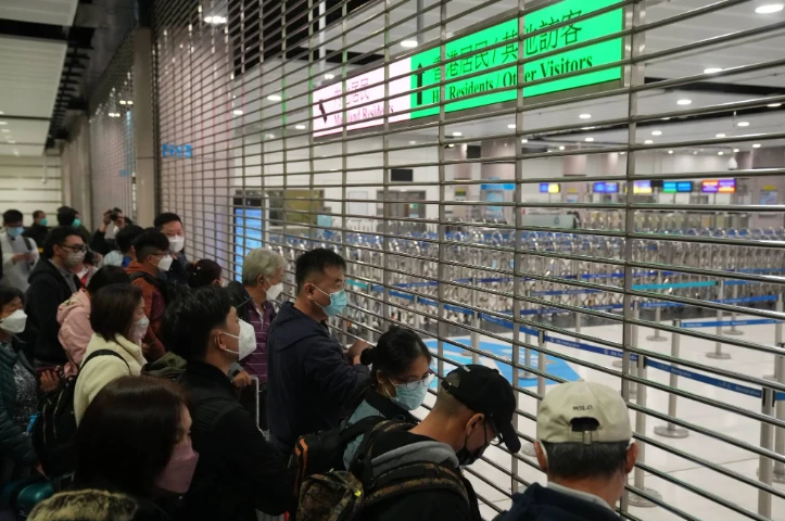 Nhiều hành khách tại Hong Kong đợi từ sáng 8-1 để được mua vé tới Trung Quốc. Ảnh: SOUTH CHINA MORNING POST