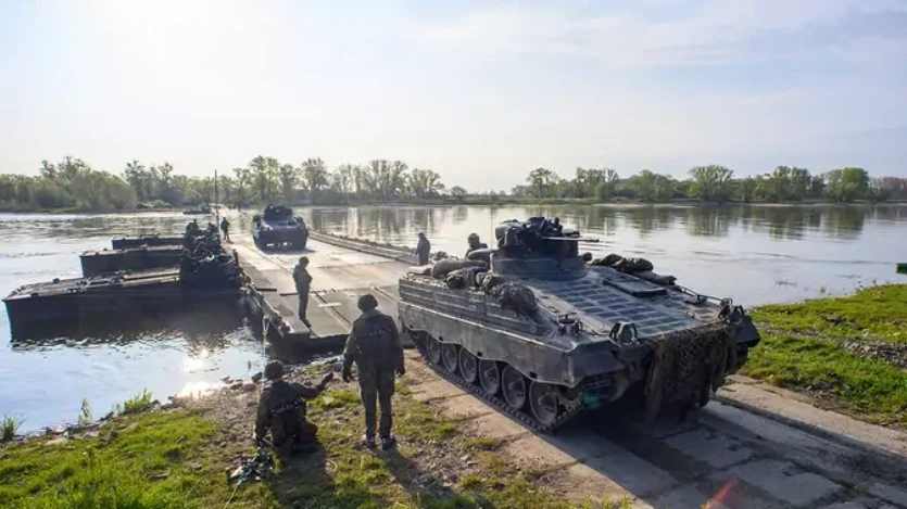 Xe chiến đấu bộ binh Marder trên một cây cầu nổi ở bang Sachsen, miền đông nước Đức. Ảnh: GETTY IMAGES