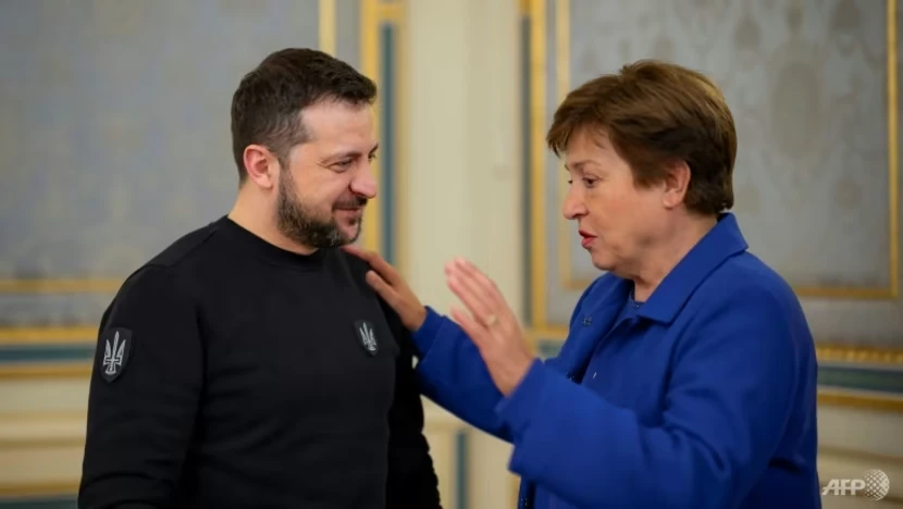Tổng thống Ukraine - ông Volodymyr Zelensky và Giám đốc điều hành Tổ Chức Quỹ tiền tệ Quốc tế (IMF) bà Kristalina Georgieva. Ảnh: AFP