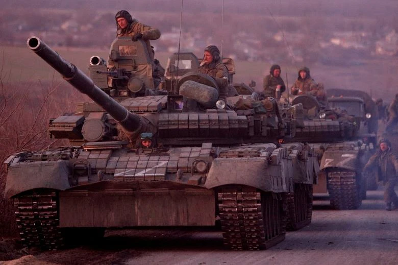 Đoàn xe bọc thép của quân Nga trên đường hành quân tới thành phố cảng Mariupol (Ukraine). Ảnh: REUTERS