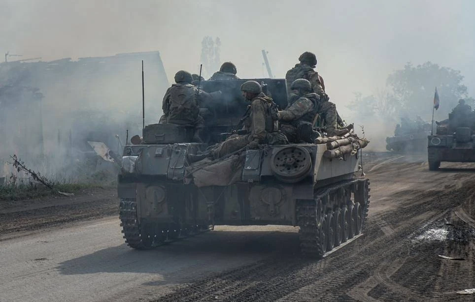 Xe tăng Nga trên đường hành quân tại chiến trường tỉnh Donetsk. Ảnh: TASS