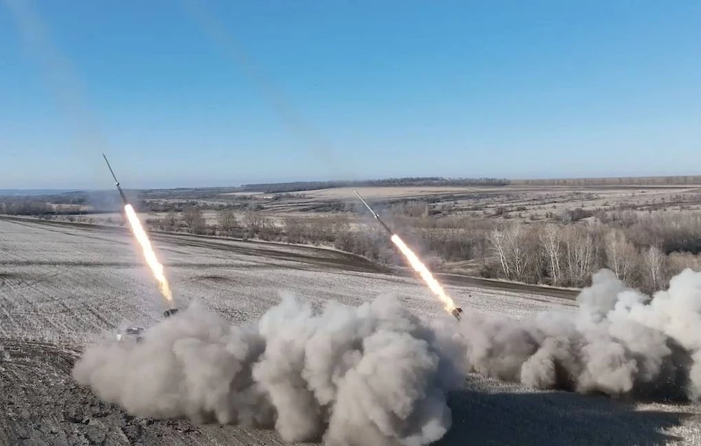 Bộ binh Nga phóng tên lửa từ hệ thống tên lửa bắn loạt (MLRS) vào vị trí phòng vệ của quân Ukraine. Ảnh: TASS