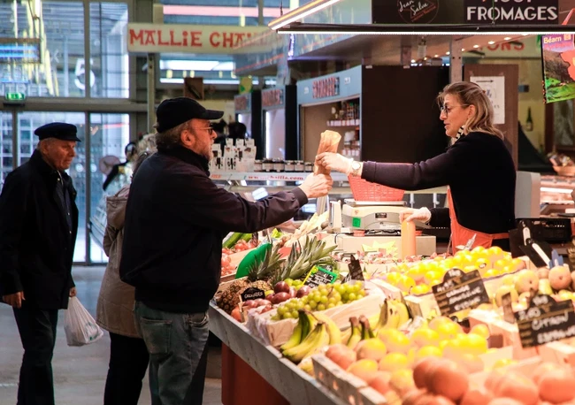 Người dân mua sắm tại một khu chợ miền Tây nước Pháp. Ảnh: AP