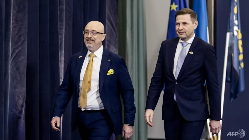 Bộ trưởng quốc phòng Ukraine - Oleksiy Reznikov (bên trái) và người đồng cấp Estonia - Hanno Pevkur trong cuộc họp các bộ trưởng quốc phòng EU ngày 8-3. Ảnh: AFP