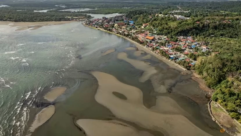 Ảnh chụp từ trên cao cho thấy vết dầu loang tràn ra từ con tàu Princess Empress tại vùng biển tỉnh Oriental Mindoro, Philippines. Ảnh: REUTERS