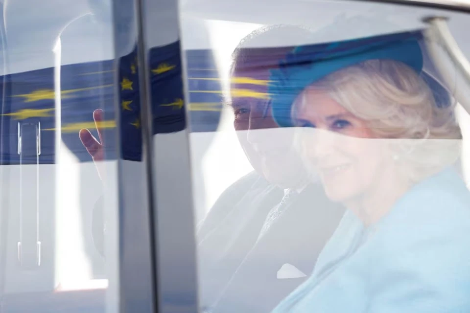 Vua Charles III và Hoàng hậu Camilla lên xe rời sân bay. Ảnh: REUTERS
