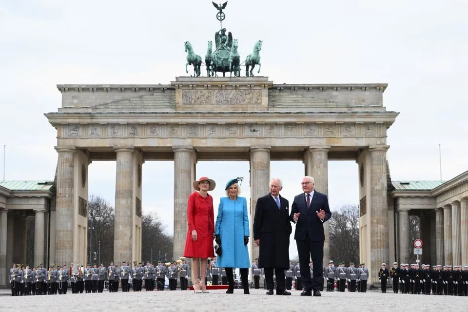 Theo thứ tự từ phải qua trái là Tổng thống Đức Frank-Walter Steinmeier, Vua Charles III, Hoàng hậu Camilla và Đệ nhất phu nhân Đức Elke Buedenbender tại Cổng Brandenburg (thủ đô Berlin, Đức). Ảnh: REUTERS