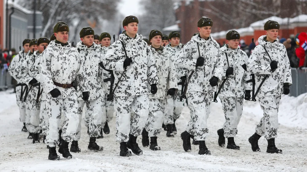 Lực lượng vũ trang Phần Lan diễu hành tại tỉnh Hamina (phía đông thủ đô Helsinki). Ảnh: AP