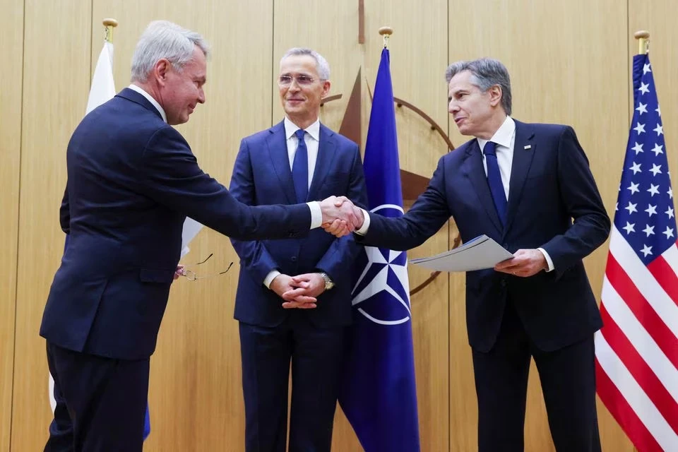 Từ bên trái qua lần lượt là Ngoại trưởng Phần Lan Pekka Haavisto, Tổng thư ký NATO Jens Stoltenberg, và Ngoại trưởng Mỹ Antony Blinken trong buổi lễ gia nhập NATO của Phần Lan tại trụ sở của NATO ở Brussels (Bỉ) ngày 4-4. Ảnh: REUTERS