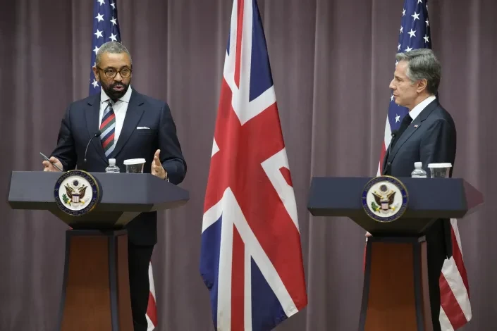 Ngoại trưởng Mỹ Antony Blinken (bên phải) và người đồng cấp Anh James Cleverly trong cuộc họp báo chung ngày 9-5. Ảnh: AP
