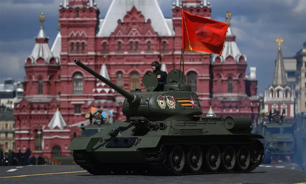 Xe tăng T-34 trong buổi duyệt binh nhân Ngày Chiến thắng tại Quảng trường Đỏ ở Moscow (Nga). Ảnh: RIA NOVOSTI