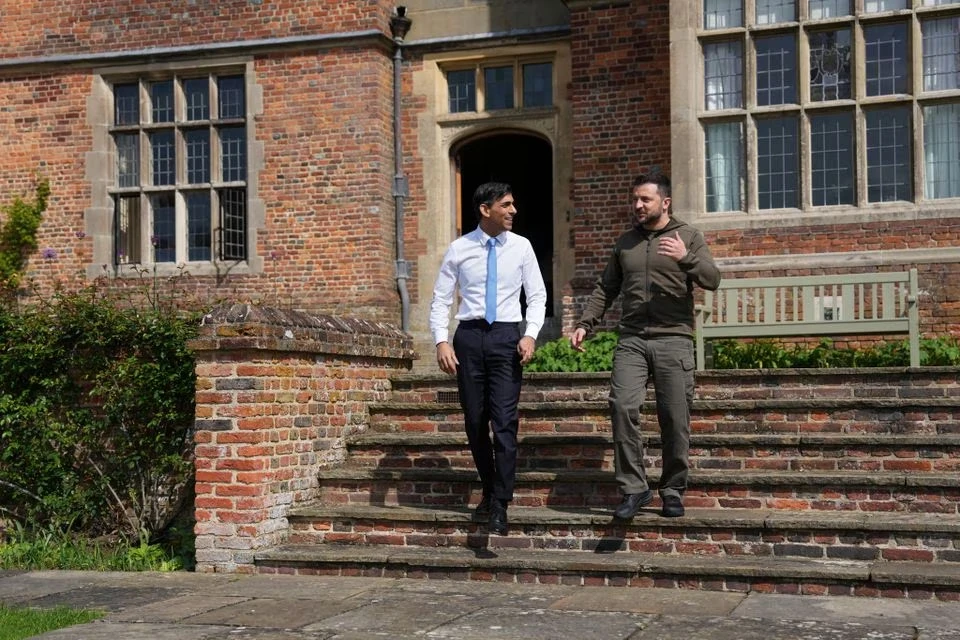 Tổng thống Ukraine - Volodymyr Zelensky (bên phải) và Thủ tướng Anh Rishi Sunak tại tại dinh thự Chequers (tây bắc thủ đô London). Ảnh: REUTERS