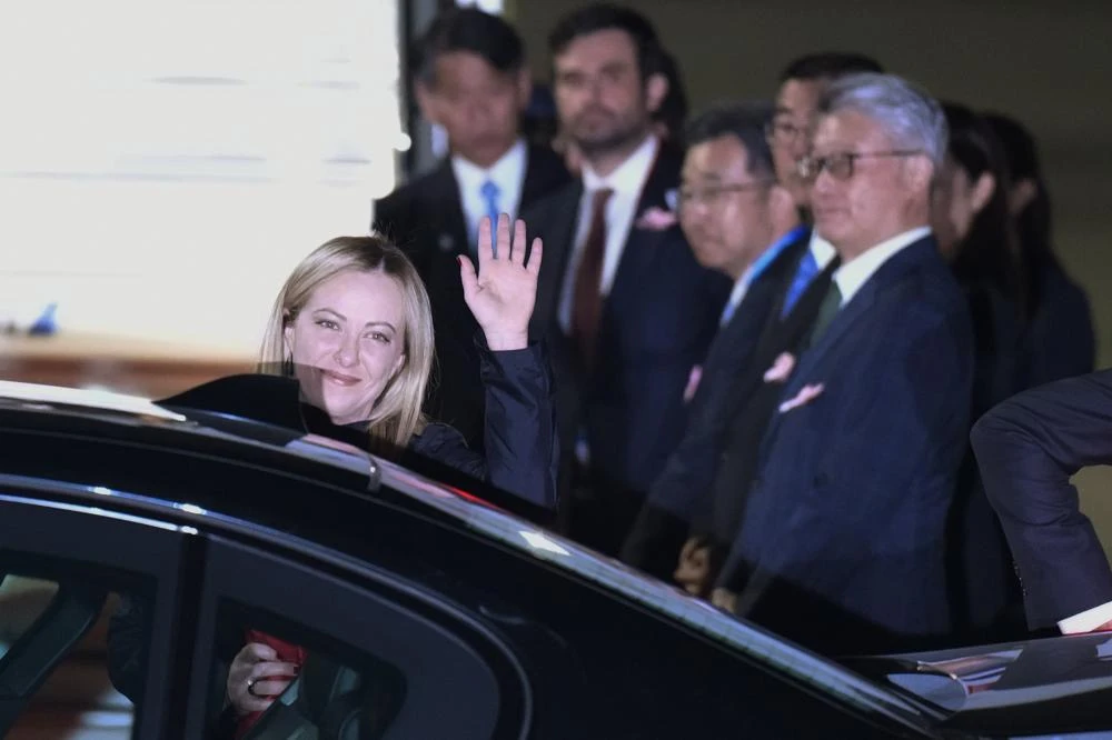 Thủ tướng Ý Giorgia Meloni vẫy tay chào truyền thông sau khi đến sân bay Hiroshima (Nhật) hôm 18-5. Ảnh: AP
