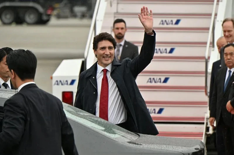 Thủ tướng Canada Trudeau đến sân bay Hiroshima (Nhật). Ảnh: REUTERS