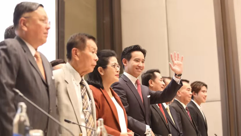 Ông Pita Limjaroenrat (người giơ tay chào) và các quan chức của 7 đảng khác trong cuộc họp báo thành lập liên minh 8 đảng hôm 18-5. Ảnh ĐẢNG TIẾN BƯỚC
