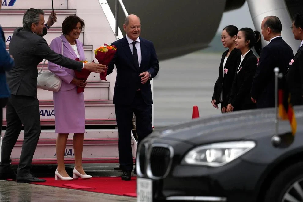Phía Nhật chào đón Thủ tướng Đức Olaf Scholz và phu nhân tại sân bay Hiroshima (Nhật). Ảnh: AP