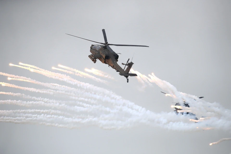 Trực thăng AH-64 Apache của quân đội Hàn Quốc thả pháo sáng trên trời. Ảnh: REUTERS