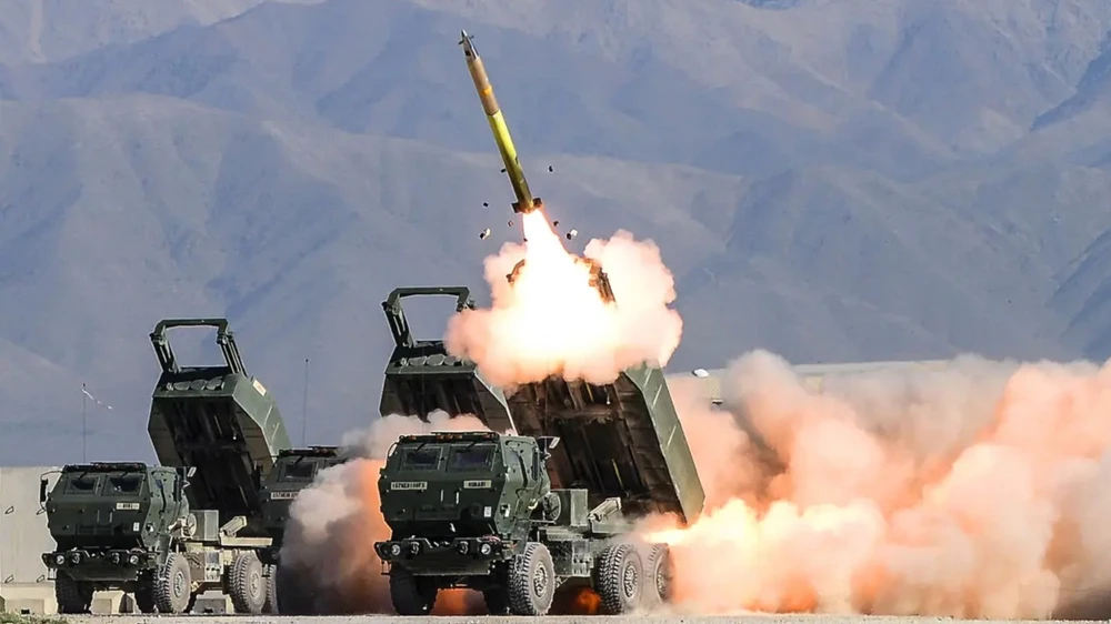 Quân Mỹ phóng tên lửa từ hệ thống pháo phản lực bắn loạt cơ động cao (HIMARS). Ảnh: WISCONSIN NATIONAL GUARD
