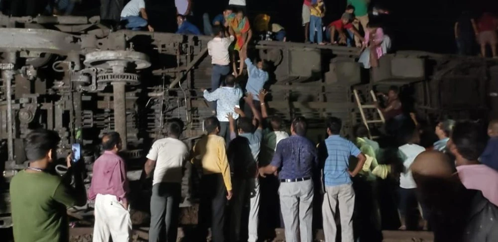 Lực lượng chức năng nhanh chóng tiếp cận hiện trường ngay trong tối 2-6. Ảnh: THE HINDU TIMES