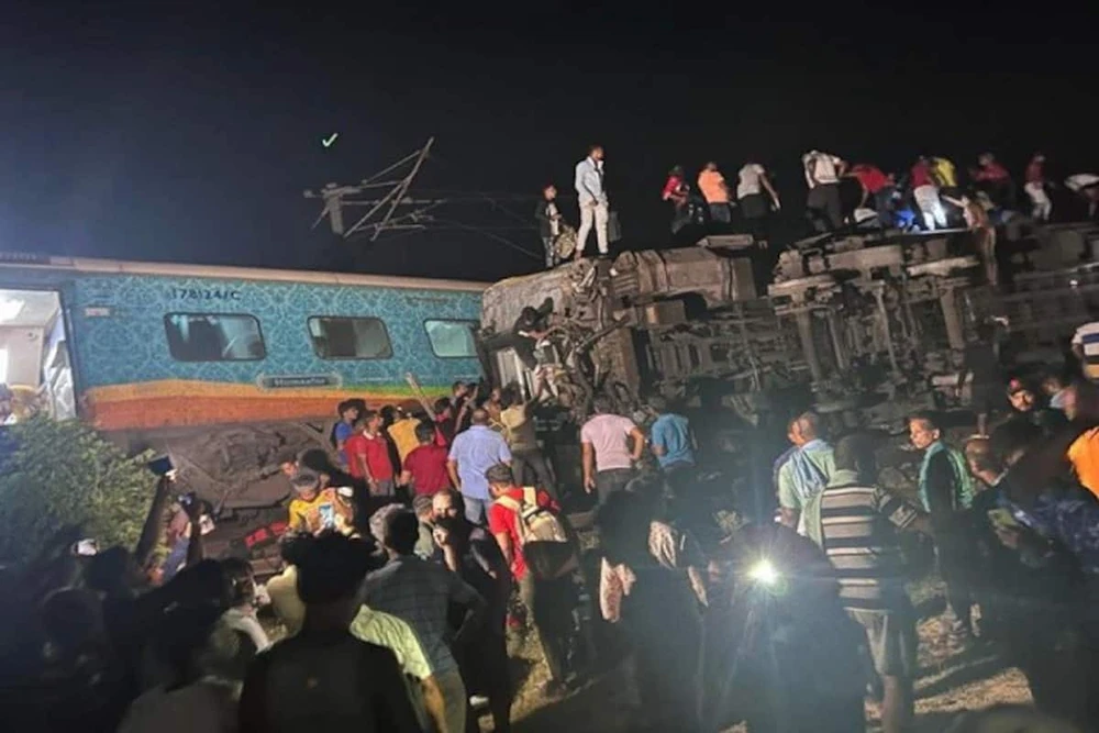 Hình ảnh hiện trường xảy ra vụ tai nạn giữa 2 tàu tốc hành chở khách và tàu chở hàng ở Ấn Độ. Ảnh: REUTERS