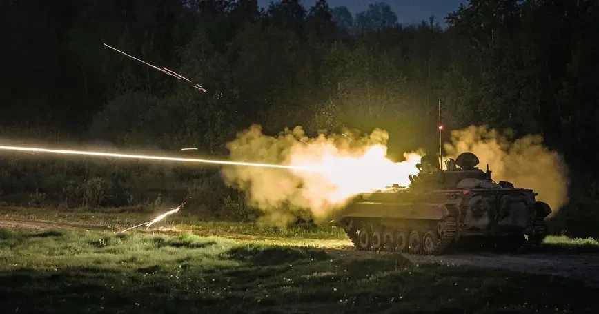 Xe tăng Ukraine nhắm mục tiêu quân Nga trên chiến trường TP Bakhmut (tỉnh Donetsk, miền đông Ukraine) hồi 8-6. Ảnh: REUTERS