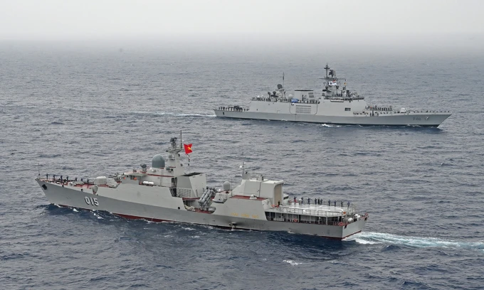 Tàu HQ-015 của Việt Nam (dưới) và chiến hạm INS Satpura của Ấn Độ trong cuộc tập trận trên biển giữa ASEAN và Ấn Độ hồi 8-5. Ảnh: ĐSQ ẤN ĐỘ TẠI VIỆT NAM