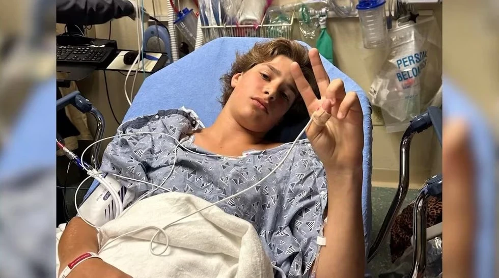 Em Gabriel Klimis được đưa vào bệnh viện băng bó sau khi bị con cá sấu dài gần 2,5 m tấn công. Ảnh: CNN