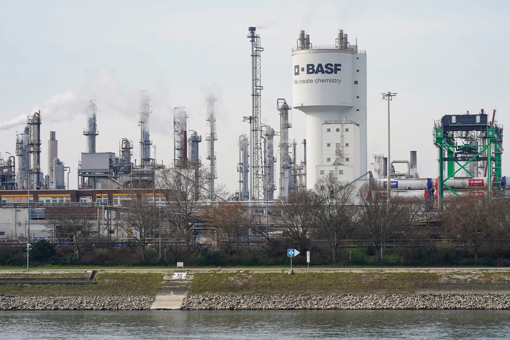 Nhà máy sản xuất hóa chất hàng đầu của Đức - BASF tại bang Brandenburg (Đức). Ảnh: REUTERS